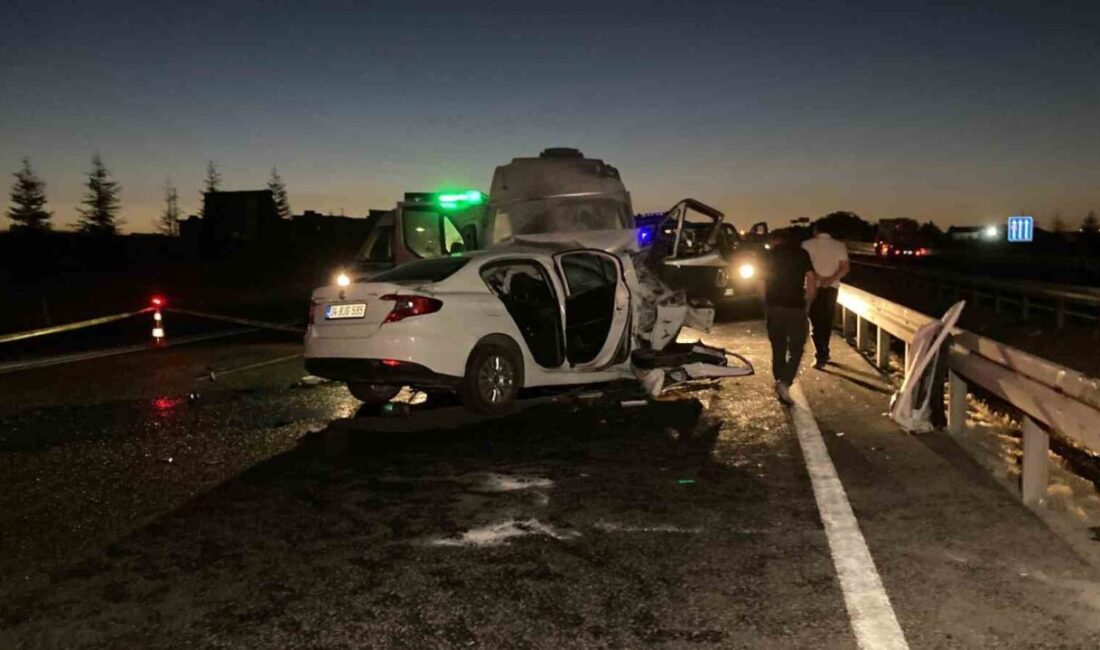 Ankara’nın Sincan ilçesi Temelli mevkiinde ters yönden gelen otomobil, minibüs