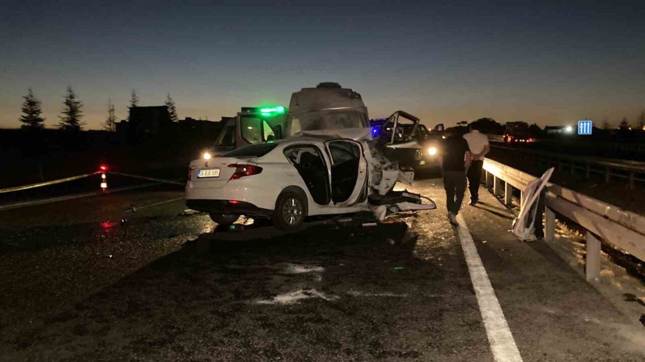 Ankara’nın Sincan ilçesi Temelli mevkiinde ters yönden gelen otomobil, minibüs