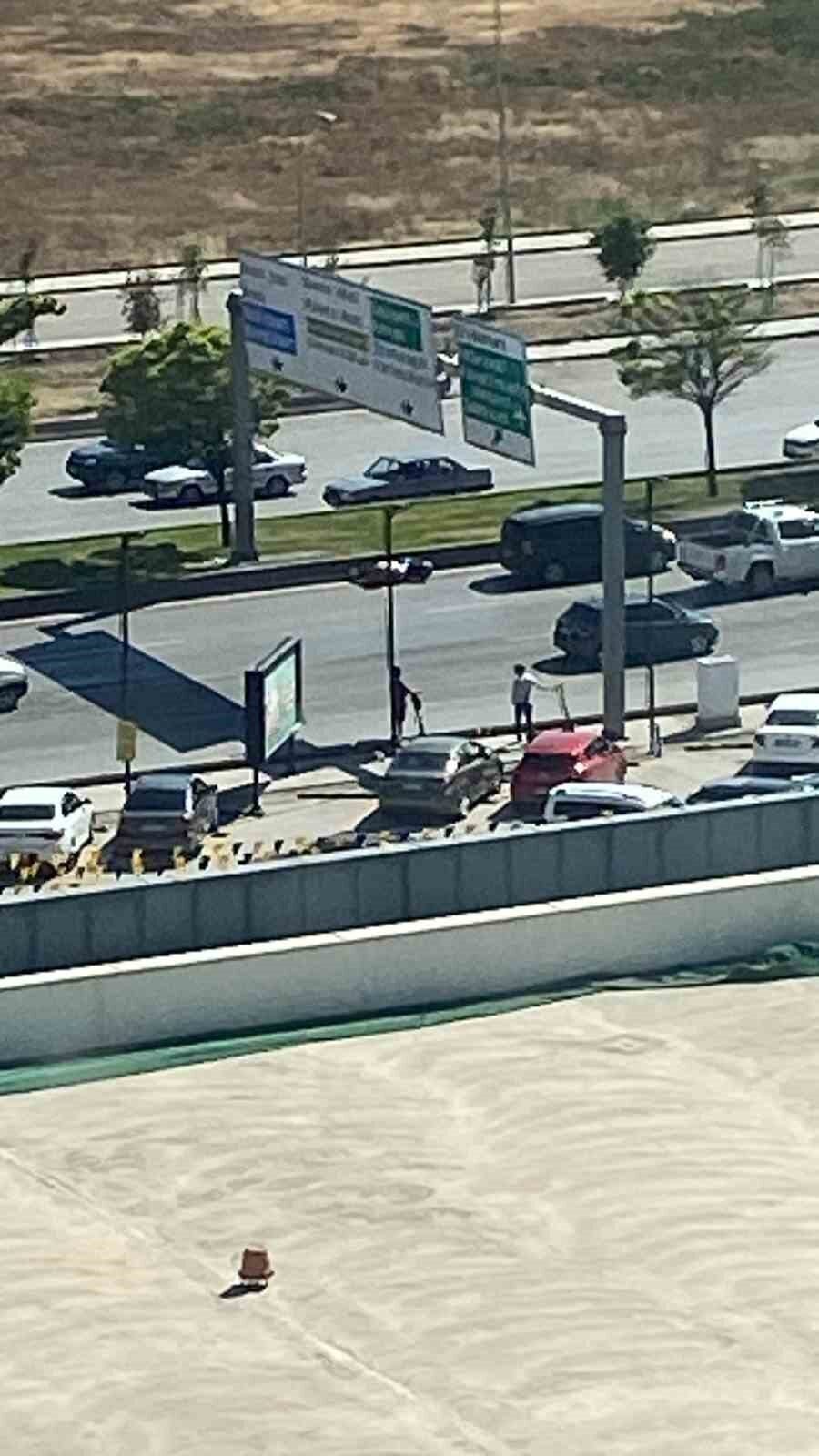 Ankara’da yolun karşısına geçmek isteyen bir yayaya araba çarptı. Yaya