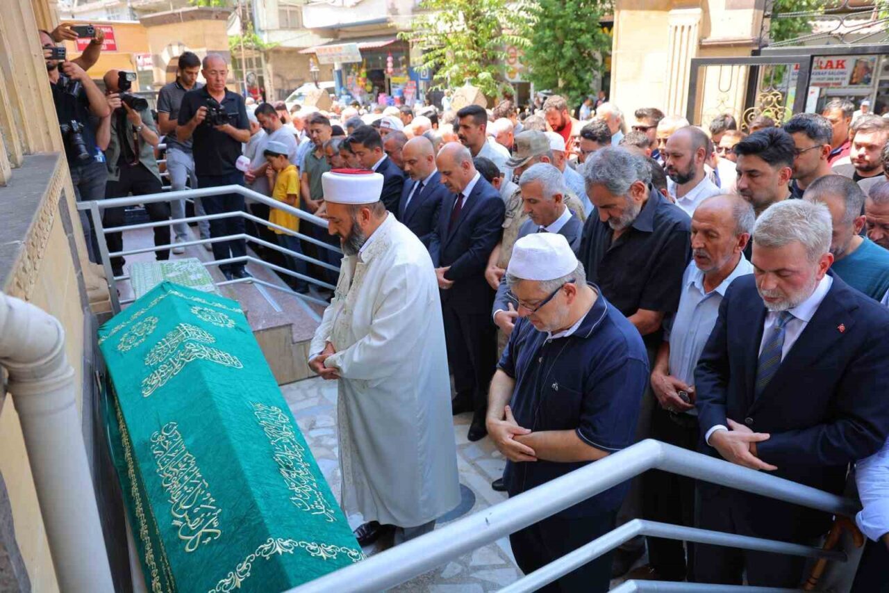 Ankara’nın Çankaya ilçesinde bir sitede çıkan yangında hayatını kaybeden anne