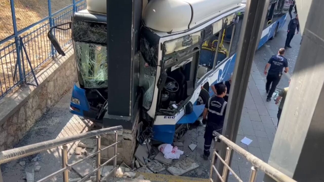 Ankara’nın Keçiören ilçesinde bir EGO otobüsü kaza yaptı. Kazada çok