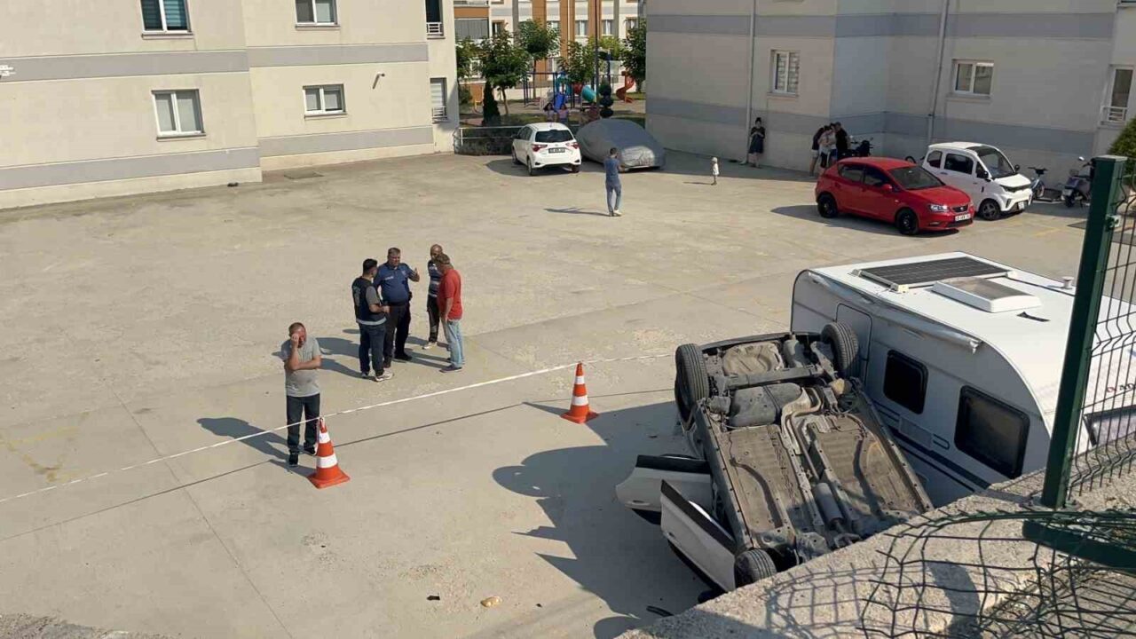 Eskişehir’de direksiyon hâkimiyetini kaybeden anne ve 14 yaşındaki kızı, araçla