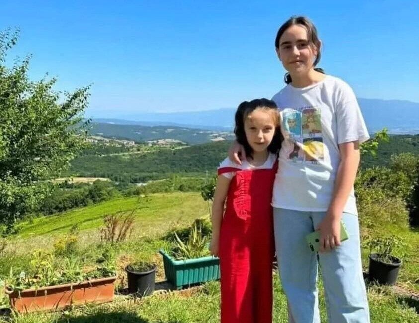 Kocaeli’nin İzmit ilçesinde trafik ışıklarında otomobile çarparak anne ve 2