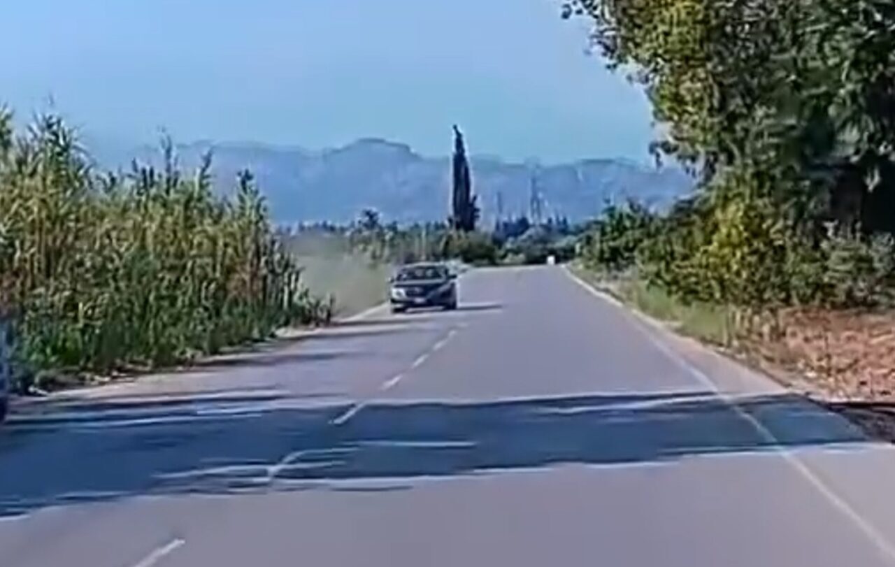 Antalya’nın Serik ilçesinde kontrolden çıkan otomobilin şarampole yuvarlanması sonucu anne