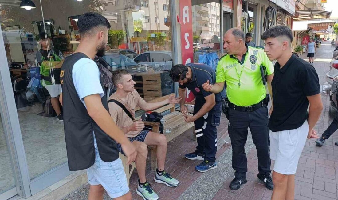 Antalya’nın Manavgat ilçesinde, annesinin elini bırakıp yola fırlayan küçük çocuğa