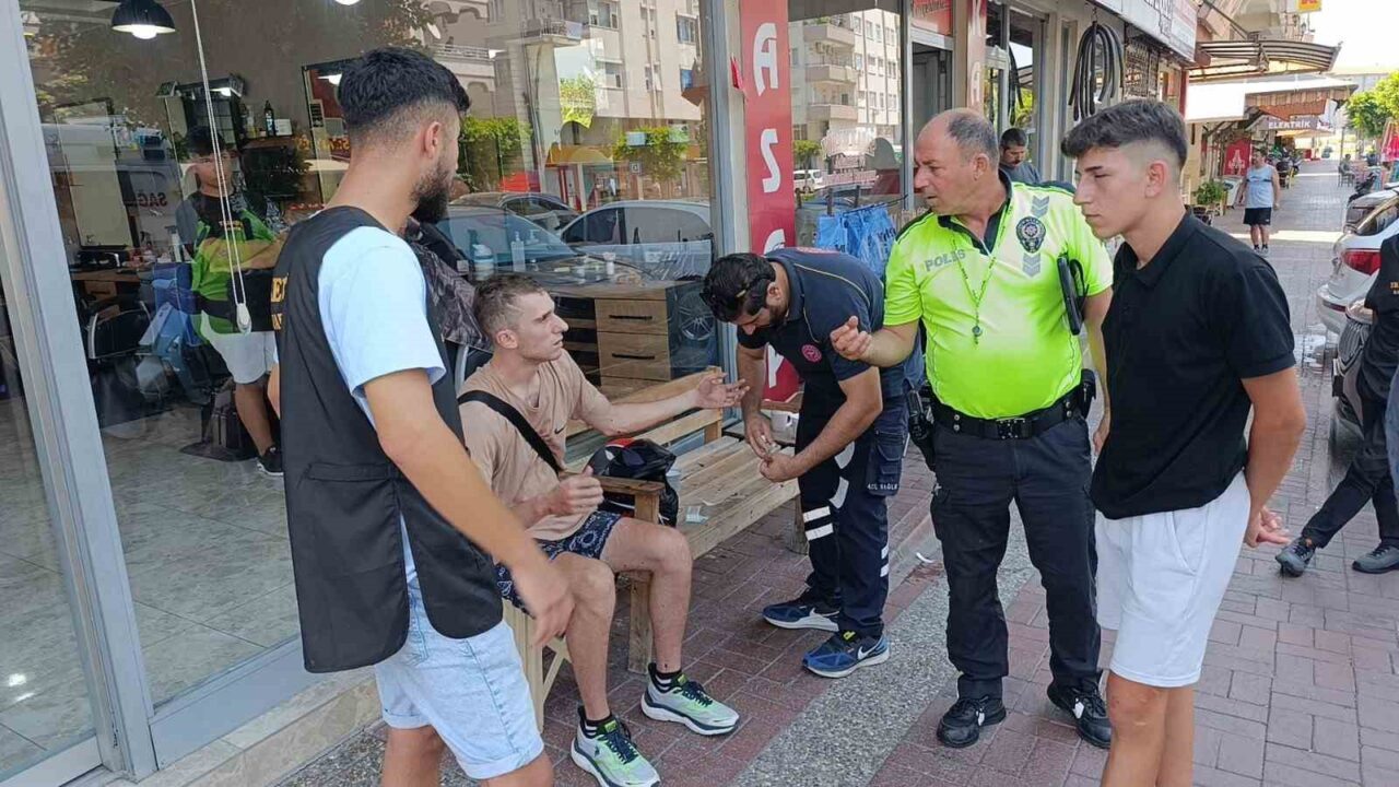 Antalya’nın Manavgat ilçesinde, annesinin elini bırakıp yola fırlayan küçük çocuğa