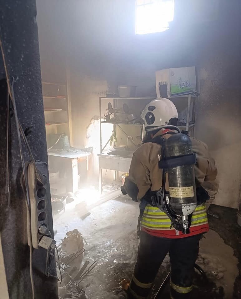 Hatay’ın Antakya ilçesinde iş yerinde çıkan yangın, itfaiye ekipleri tarafından