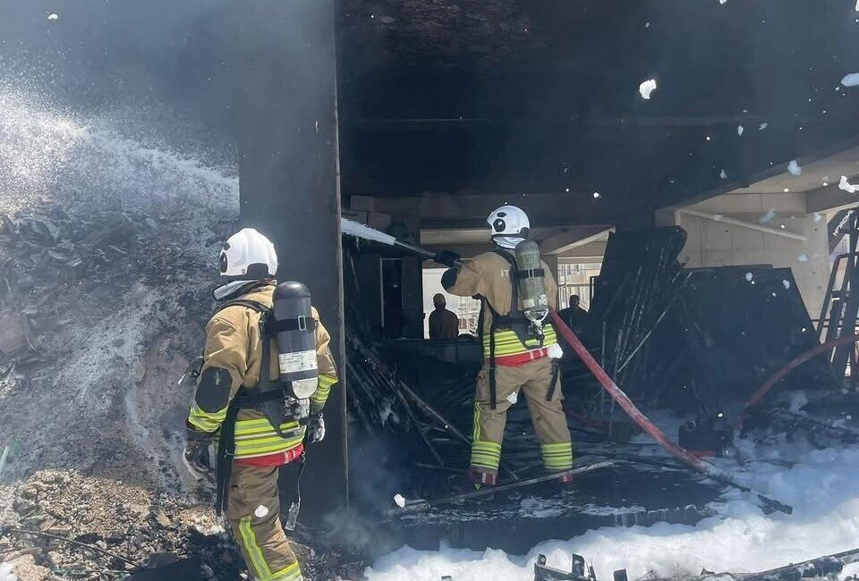 Hatay’ın Antakya ilçesinde bulunan inşaat şantiyesinde çıkan yangın itfaiye ekipleri