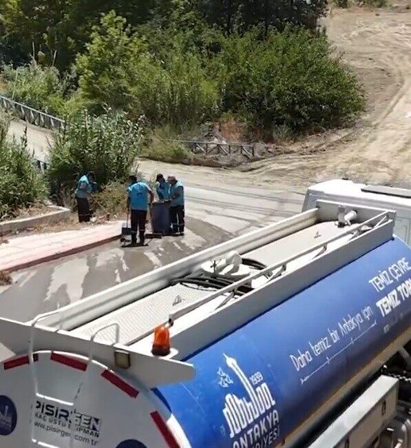 Antakya Belediyesi, geçtiğimiz hafta bölgede yaşanan yangından etkilenen mahallelerde temizlik