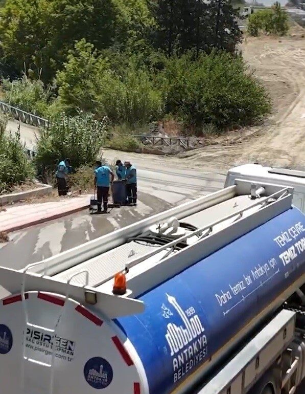 Antakya Belediyesi, geçtiğimiz hafta bölgede yaşanan yangından etkilenen mahallelerde temizlik