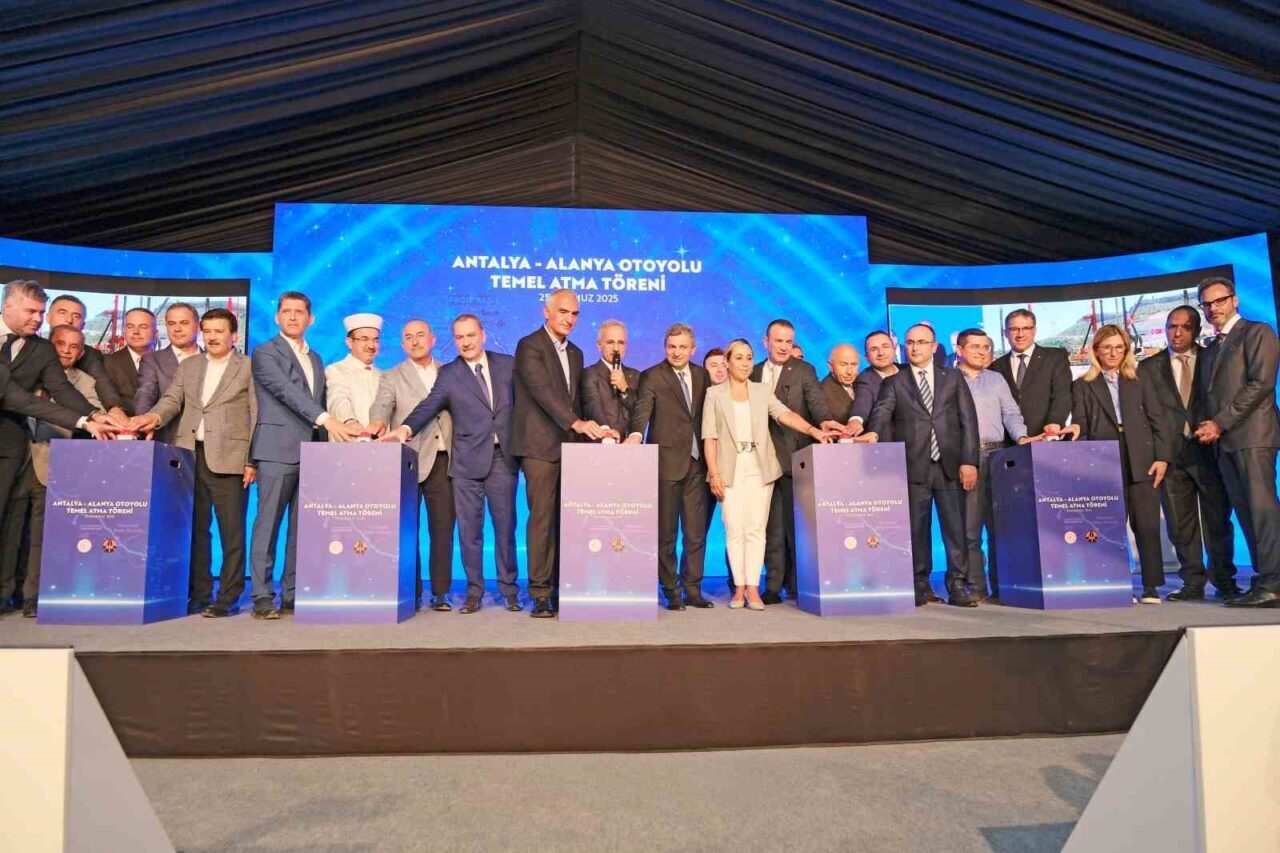 Türkiye’nin turizm başkenti Antalya ile Alanya’yı 122 kilometre boyunca kesintisiz