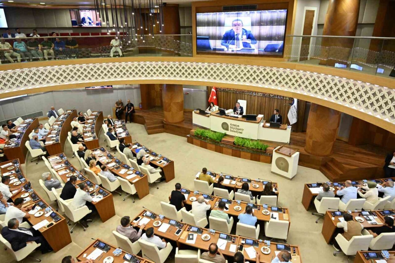 Rüşvet soruşturması çerçevesinde tutuklanan Antalya Büyükşehir Belediye Başkanı Muhittin Böcek’in