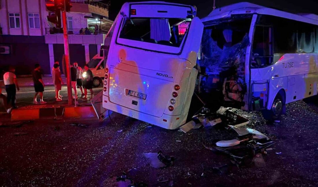 Antalya’nın Serik ilçesinde 3 midibüsün karıştığı kazada 6 kişi yaralandı.