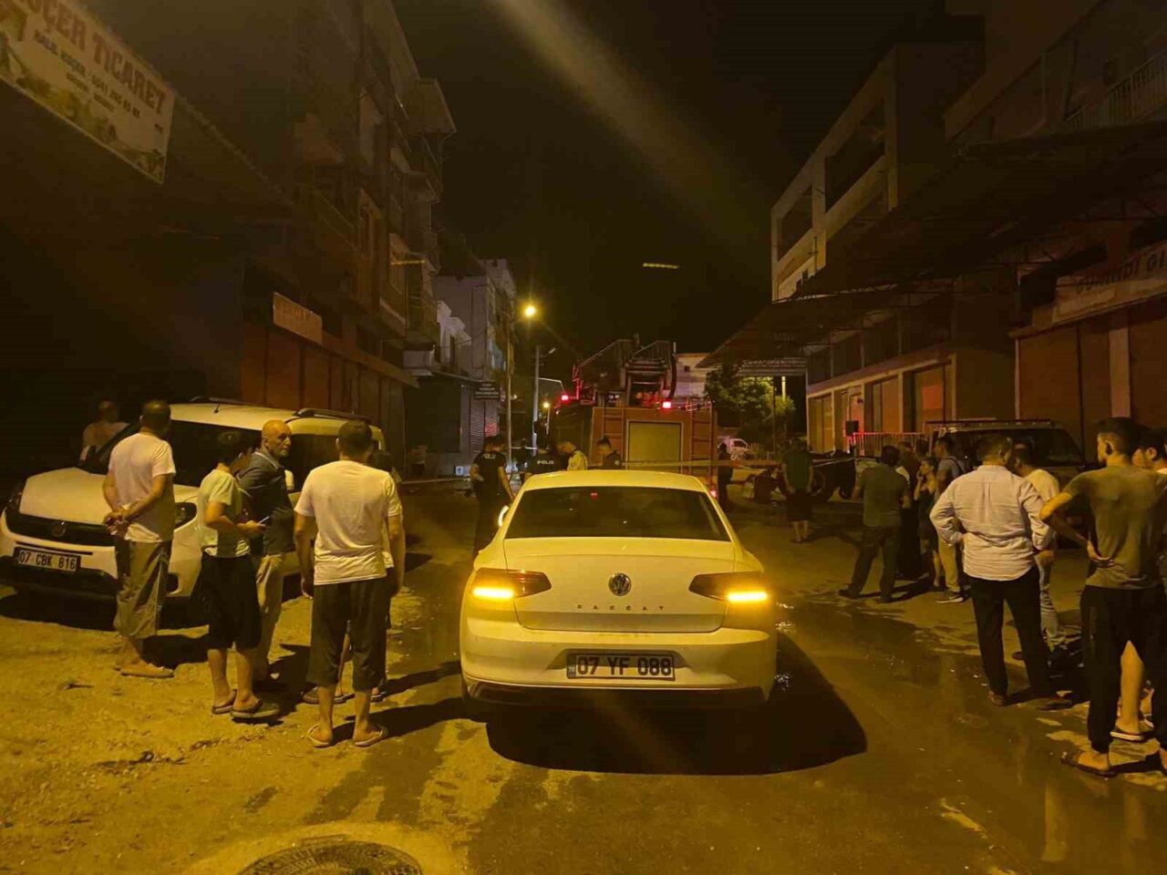 Antalya’nın Serik ilçesinde çıkan yangında evde bulunan 4 kişi, itfaiye