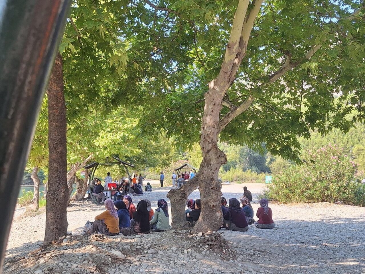 Antalya’da dün akşam saatlerinde, kaçan topunu almak isterken, ırmağın akıntısına