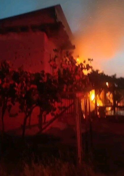 Antalya’nın Korkuteli ilçesinde yanan ev kullanılamaz hale geldi. Yangın, sabah