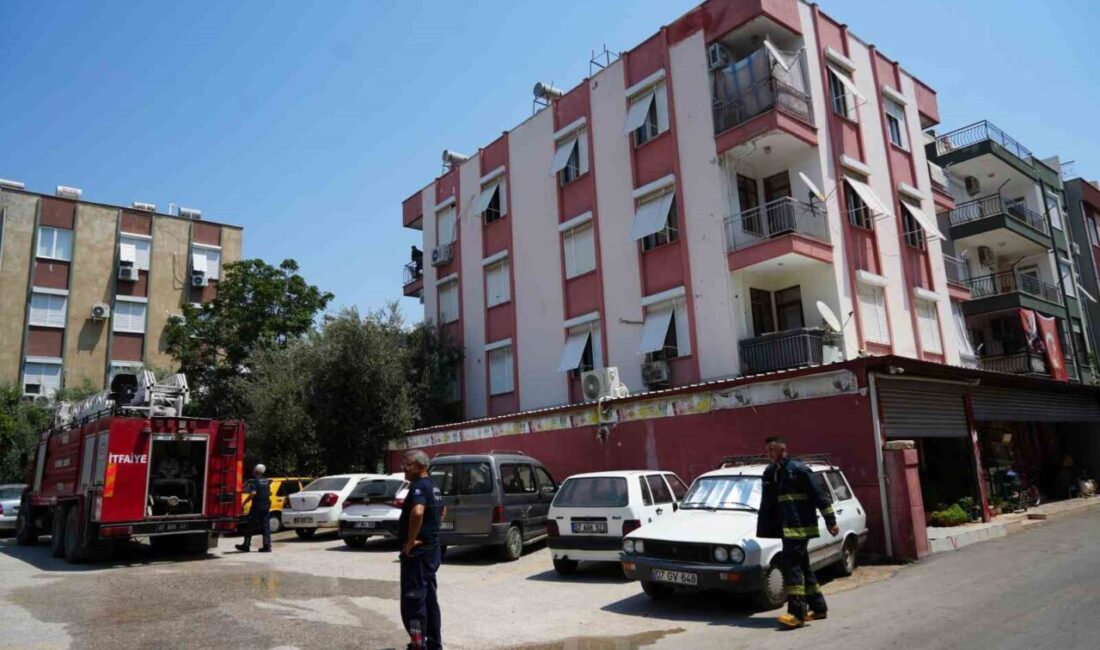 Antalya’da üç katlı apartmanın en üst katında çıkan yangın korkuttu.