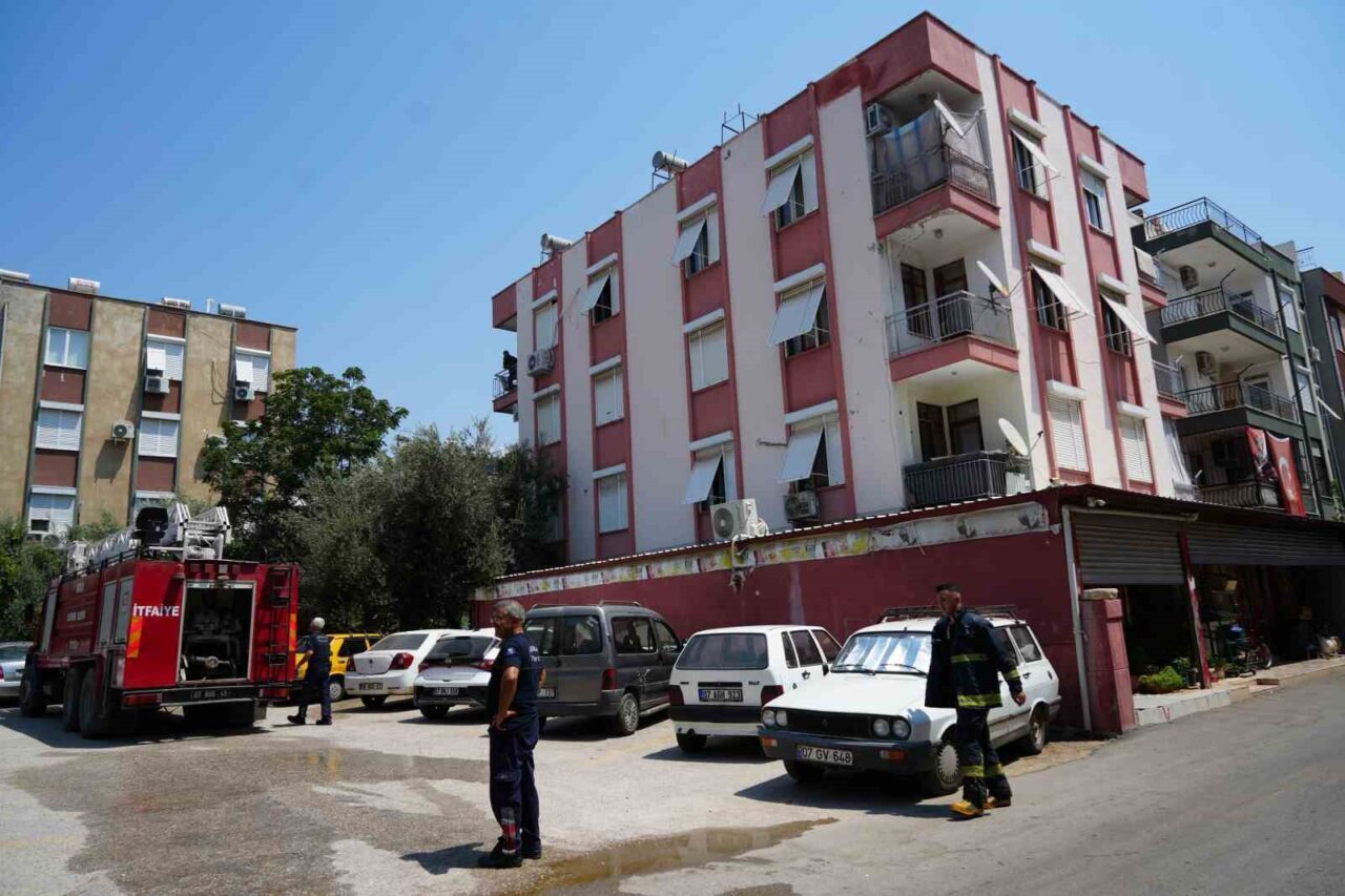 Antalya’da üç katlı apartmanın en üst katında çıkan yangın korkuttu.