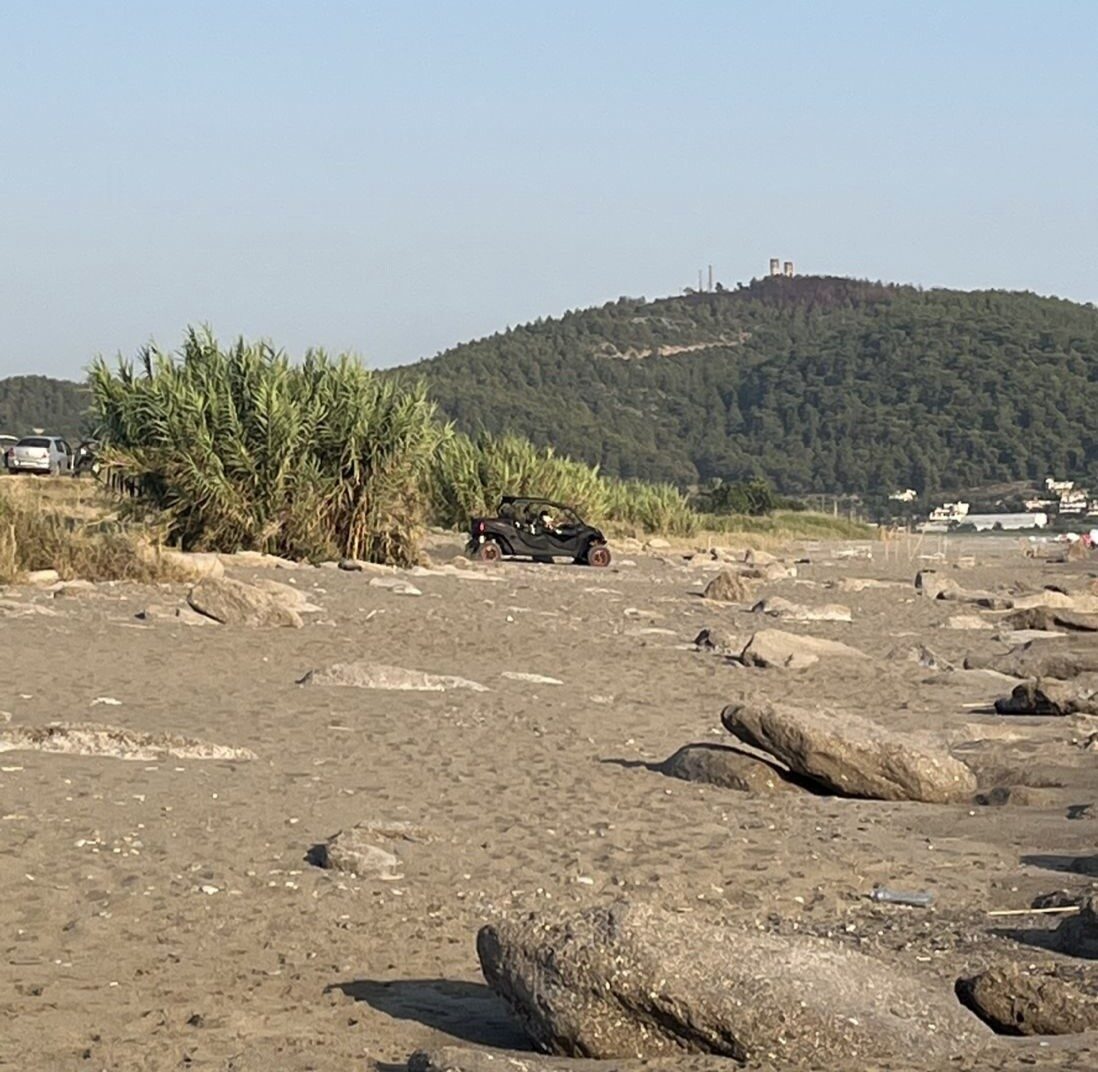 Antalya’nın Gazipaşa ilçesinde caretta caretta yuvalarının köpekler, araçlar ve atlar