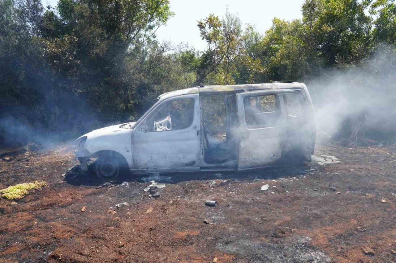 Antalya’da ormanlık alanda çıkan yangın, ekiplerin havadan ve karadan müdahalesiyle