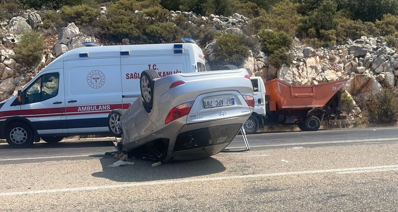 Antalya’nın Kaş ilçesinde çöp toplama kamyonuna otomobil çarptı. Kazada otomobildeki