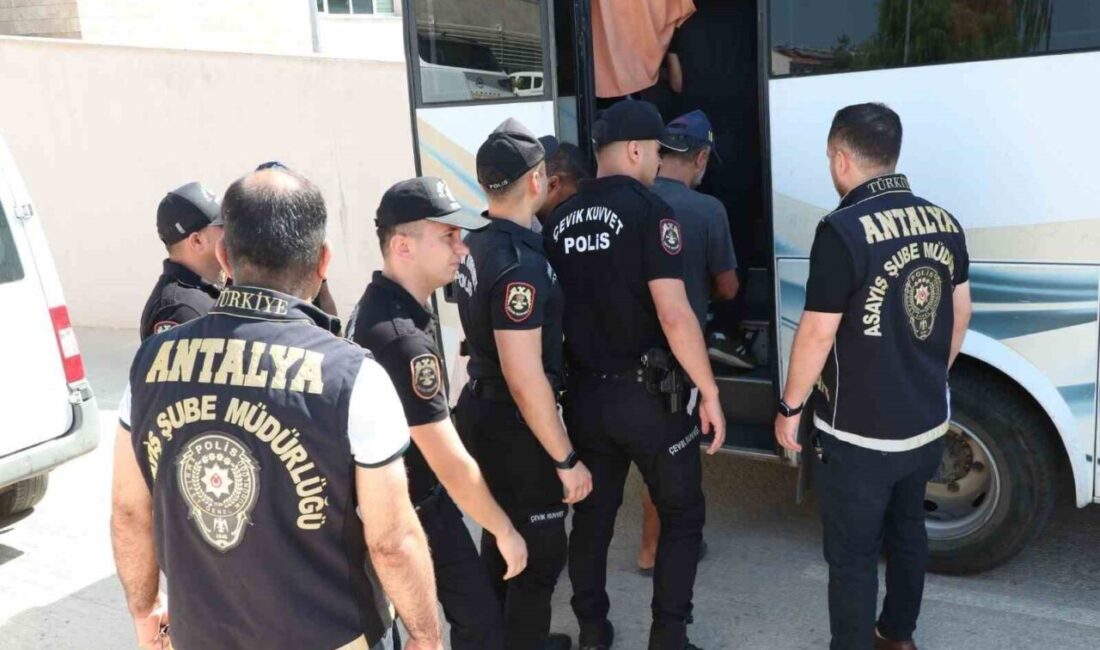 Antalya’da polis ekipleri tarafından haklarında çeşitli suçlardan arama kararı bulunan