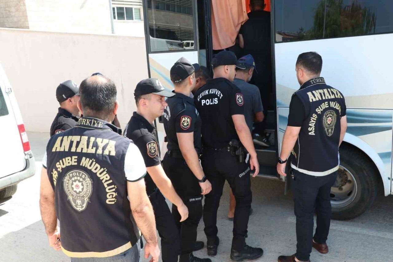 Antalya’da polis ekipleri tarafından haklarında çeşitli suçlardan arama kararı bulunan