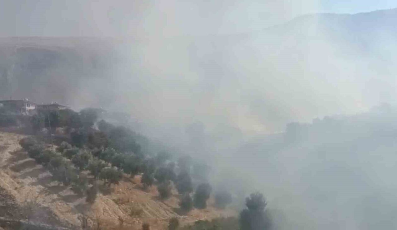 Antalya’nın Manavgat ilçesi Değirmenli Mahallesi’nde evlere yakın çalılık alanda yangın