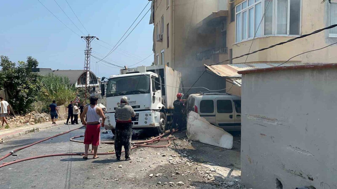 Antalya’nın Alanya ilçesinde belediyeye ait çöp kamyonunun rampada freninin boşalması