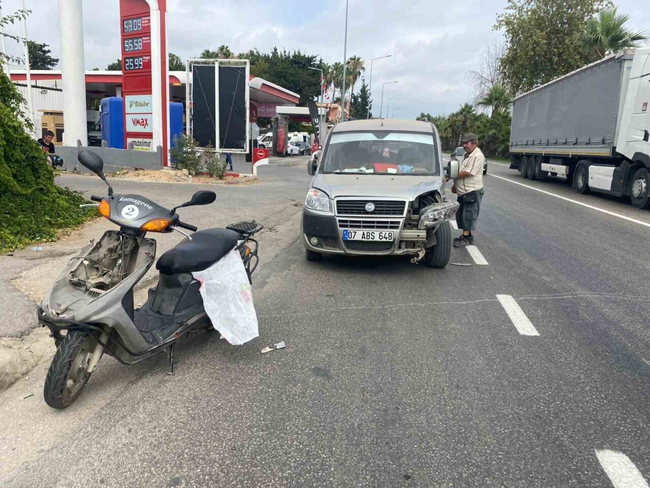 Antalya’nın Serik ilçesinde hafif ticari araç ile motosikletin çarpıştığı kazada