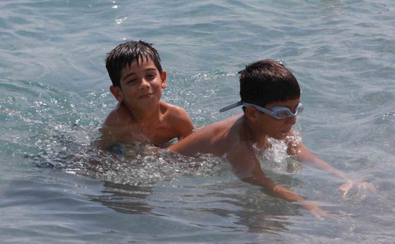 Antalya’da sıcak ve nemli havayı fırsat bilen kent sakinleri ile