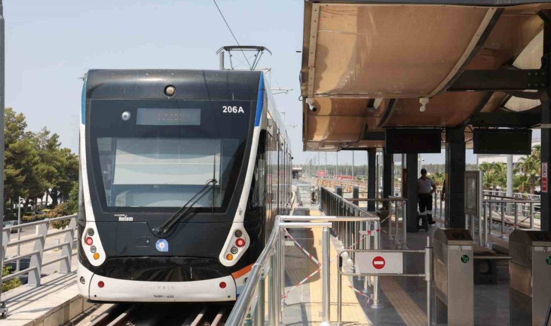 Antalya Büyükşehir Belediyesi, Antalya Havalimanı’nda yeni bir tramvay durağını yolcuların