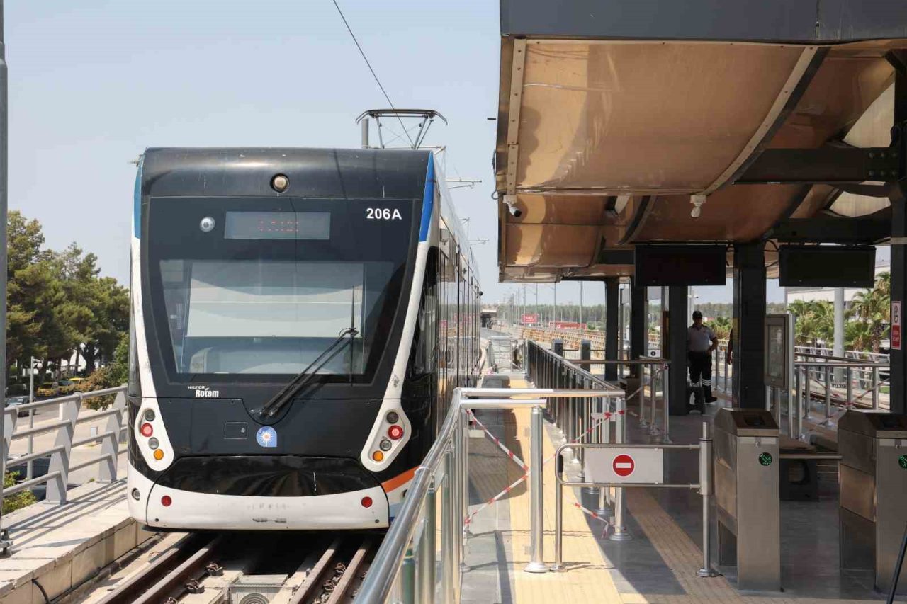 Antalya Büyükşehir Belediyesi, Antalya Havalimanı’nda yeni bir tramvay durağını yolcuların