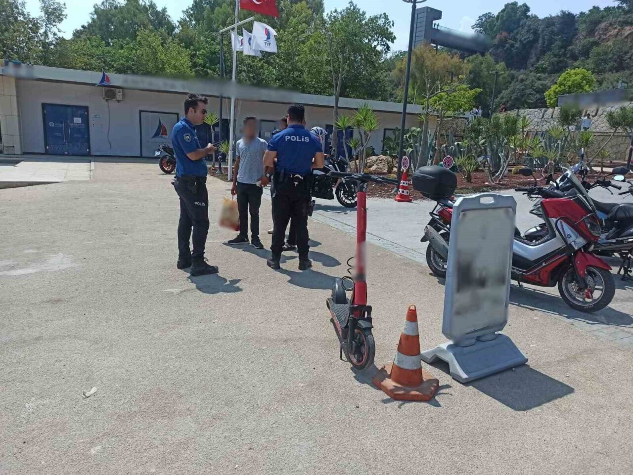 Antalya genelinde gerçekleştirilen ’Huzur Antalya’ uygulamasında çeşitli suçlardan aranan 13