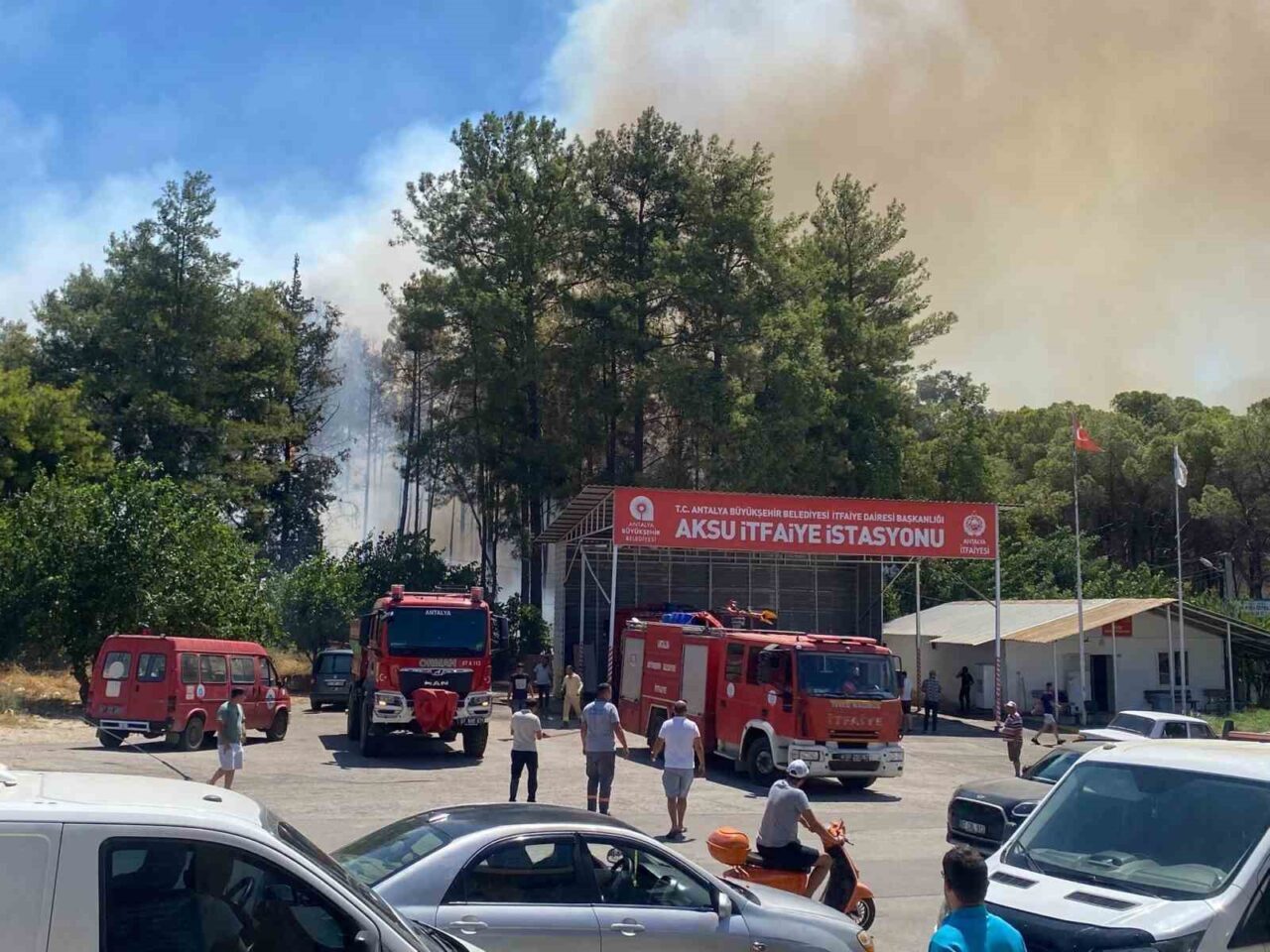 Antalya’nın Aksu ilçesinde ormanlık alanda çıkan yangının yerleşim alanlarına yaklaşması