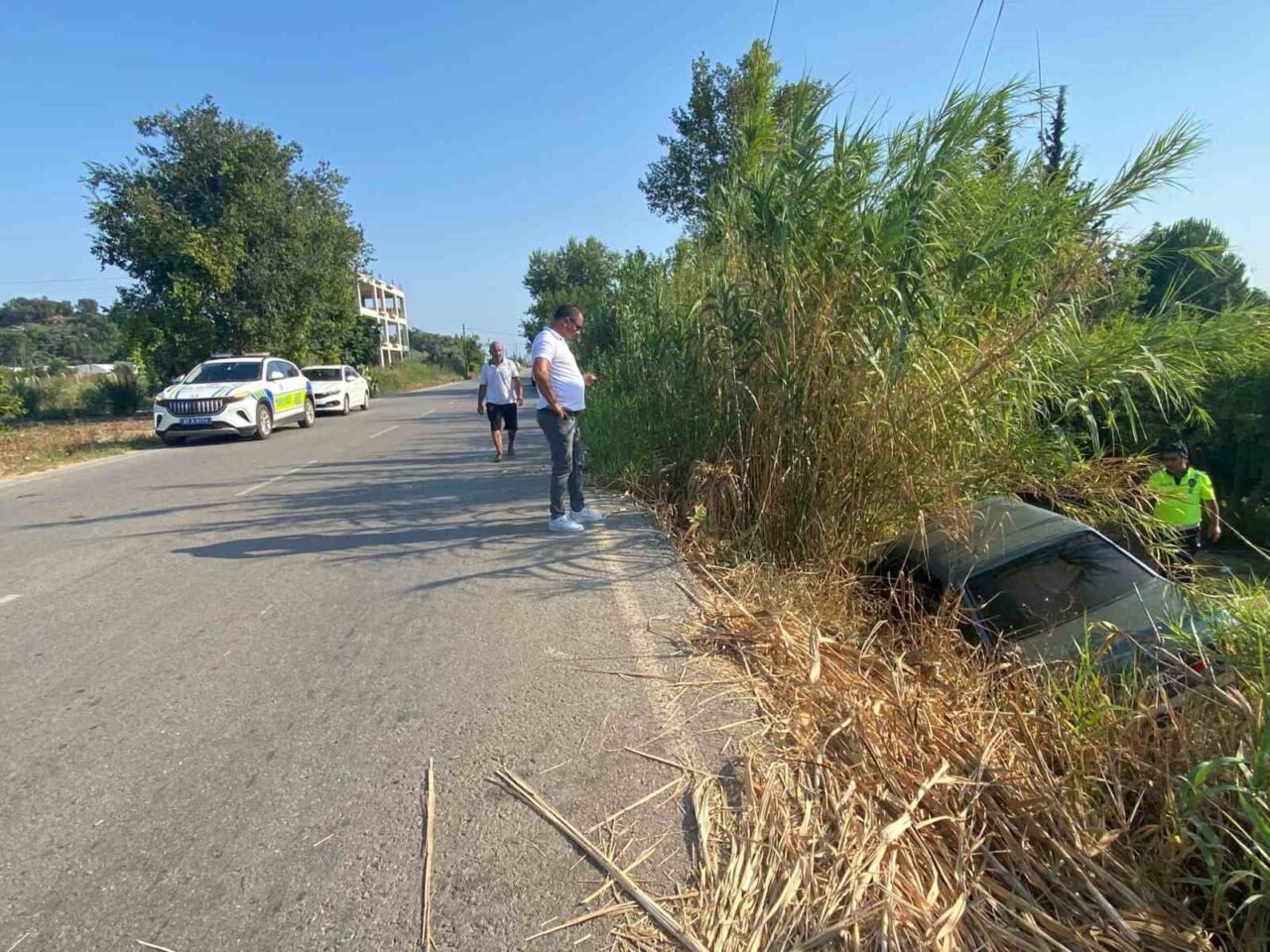 Antalya’nın Serik ilçesinde şarampole uçan otomobildeki anne ve kızı yaralandı.