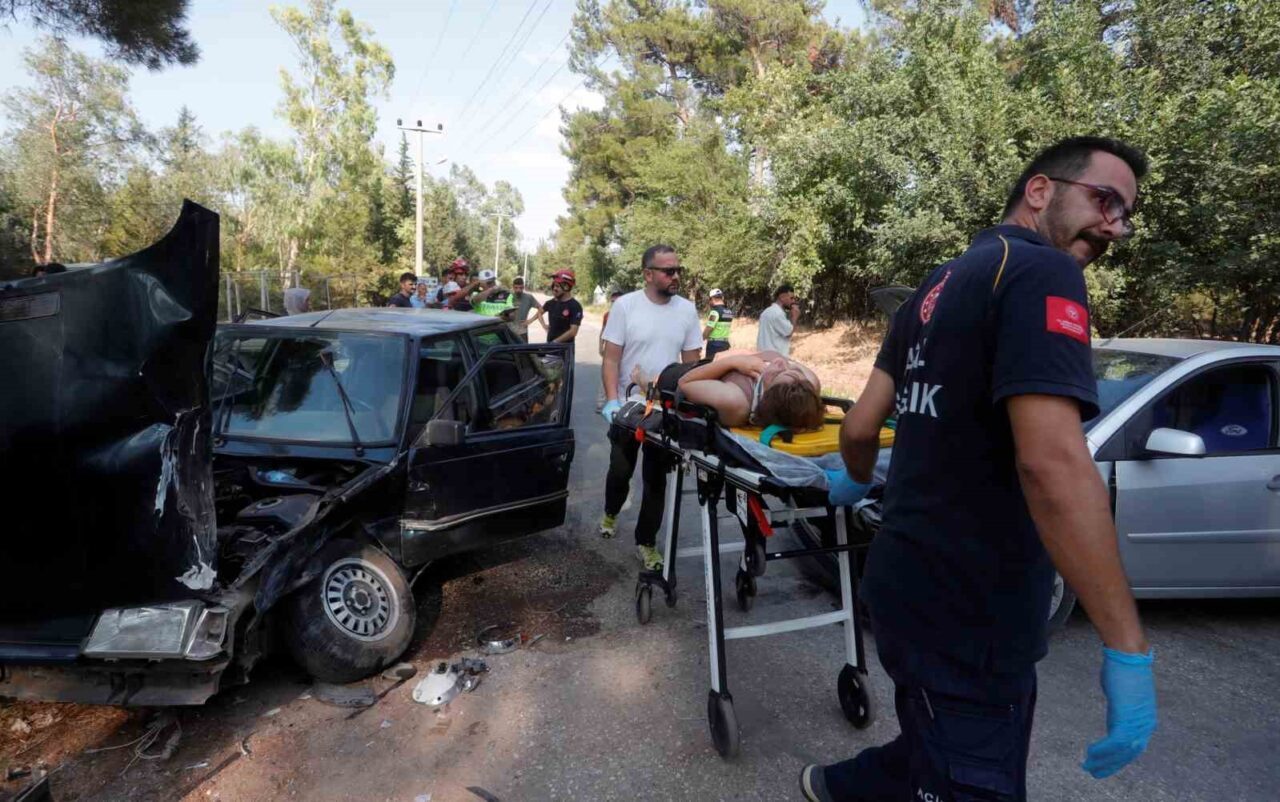 Antalya’da pikniğe giden aile, dönüş yolunda trafik kazası geçirdi. Kazada