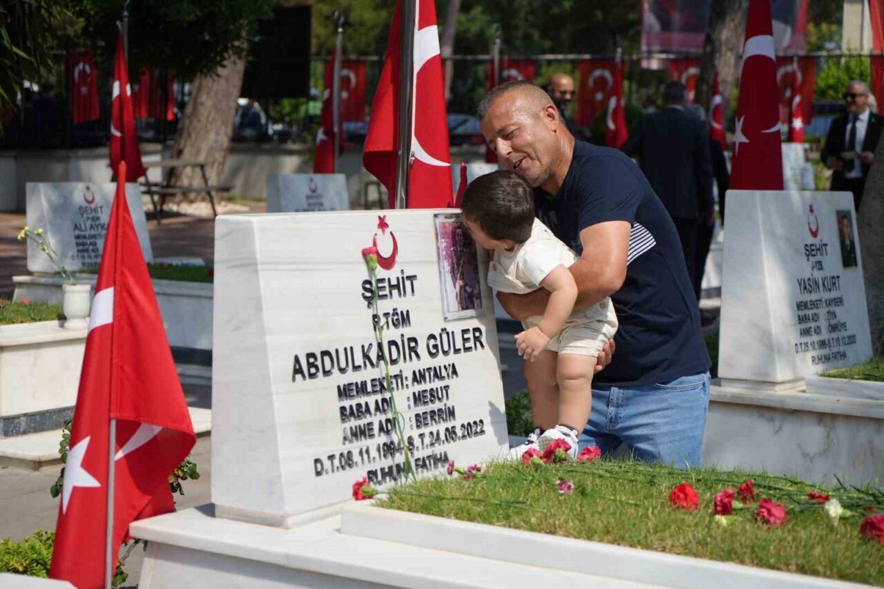 Antalya’da 15 Temmuz anmaları, şehit ailelerinin hiç dinmeyen acısıyla başladı.