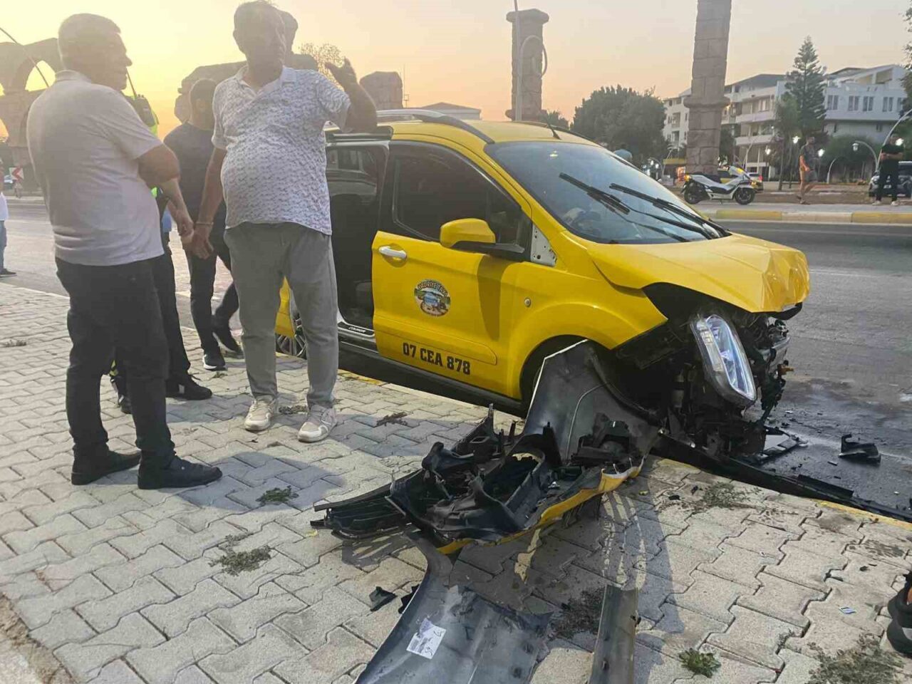 Antalya’nın Serik ilçesinde ticari taksi ile otomobilin çarpışması sonucu 5’i