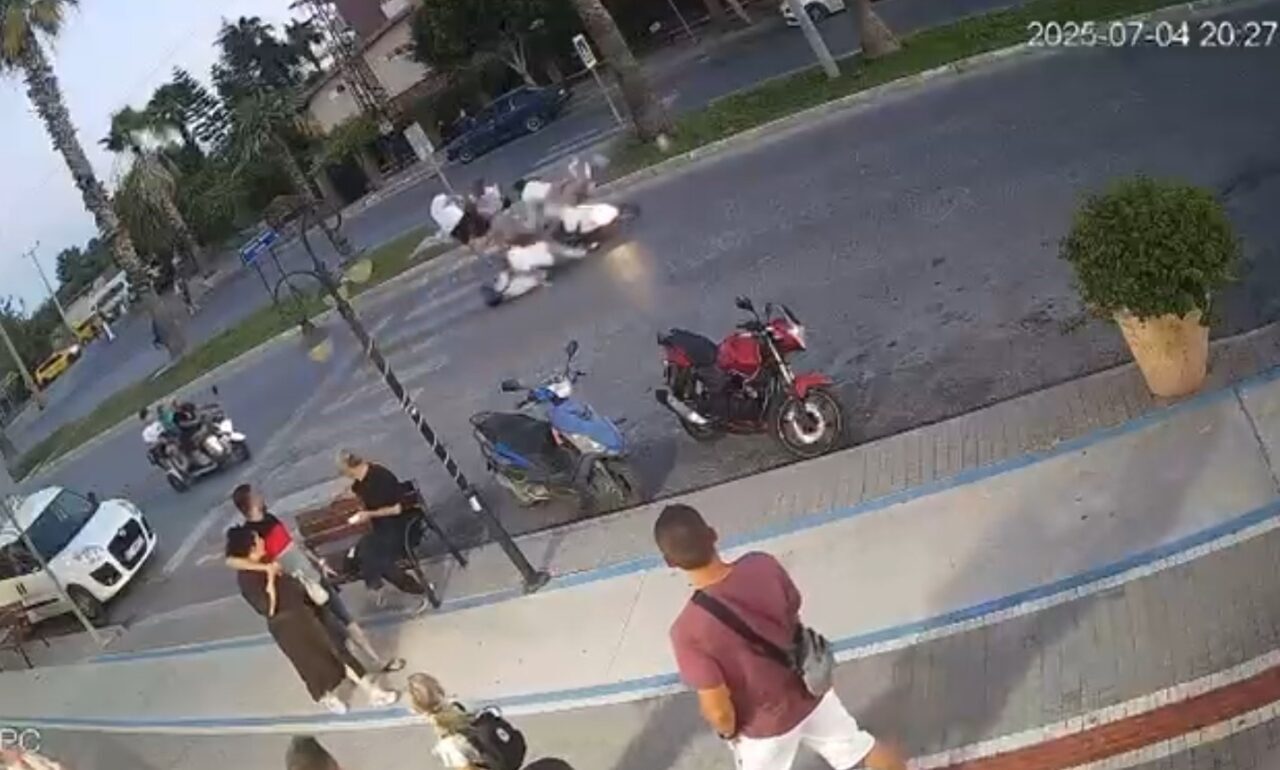 Antalya’nın Manavgat ilçesinde, yaya geçidinde karşıya geçmeye çalışan turistleri fark