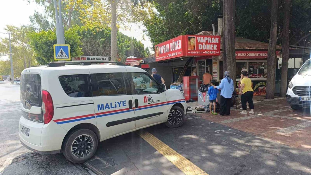 Antalya’nın Manavgat ilçesinde elektrik kontağından çıktığı değerlendirilen yangın, büfede maddi