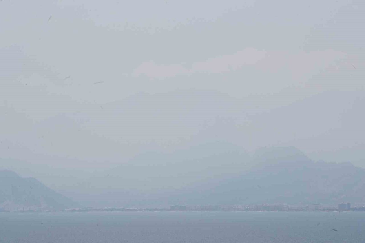 Antalya’da aşırı sıcak ve yüksek nem dolayısıyla şehri nem bulutları