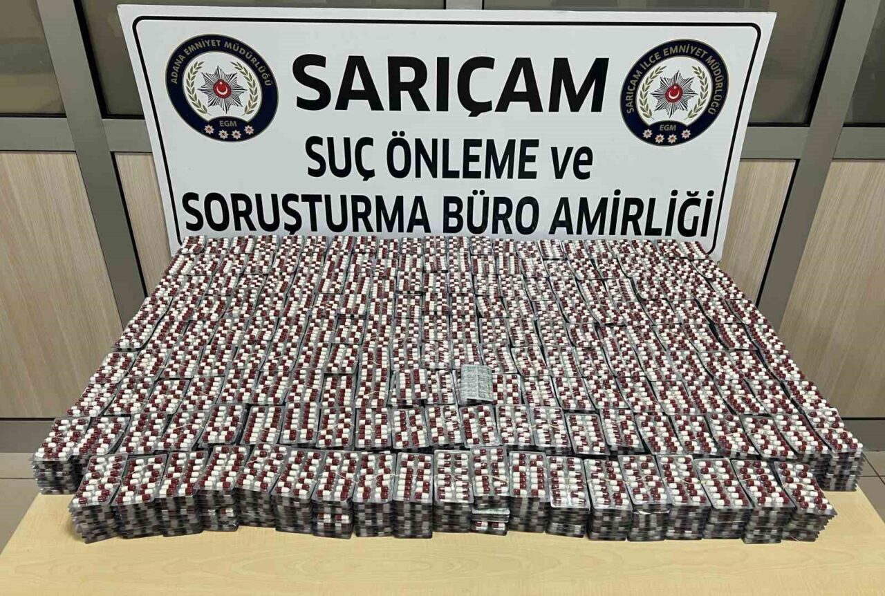 Adana’da polis ekiplerinin bir apartman dairesine düzenledikleri operasyonda valiz ve