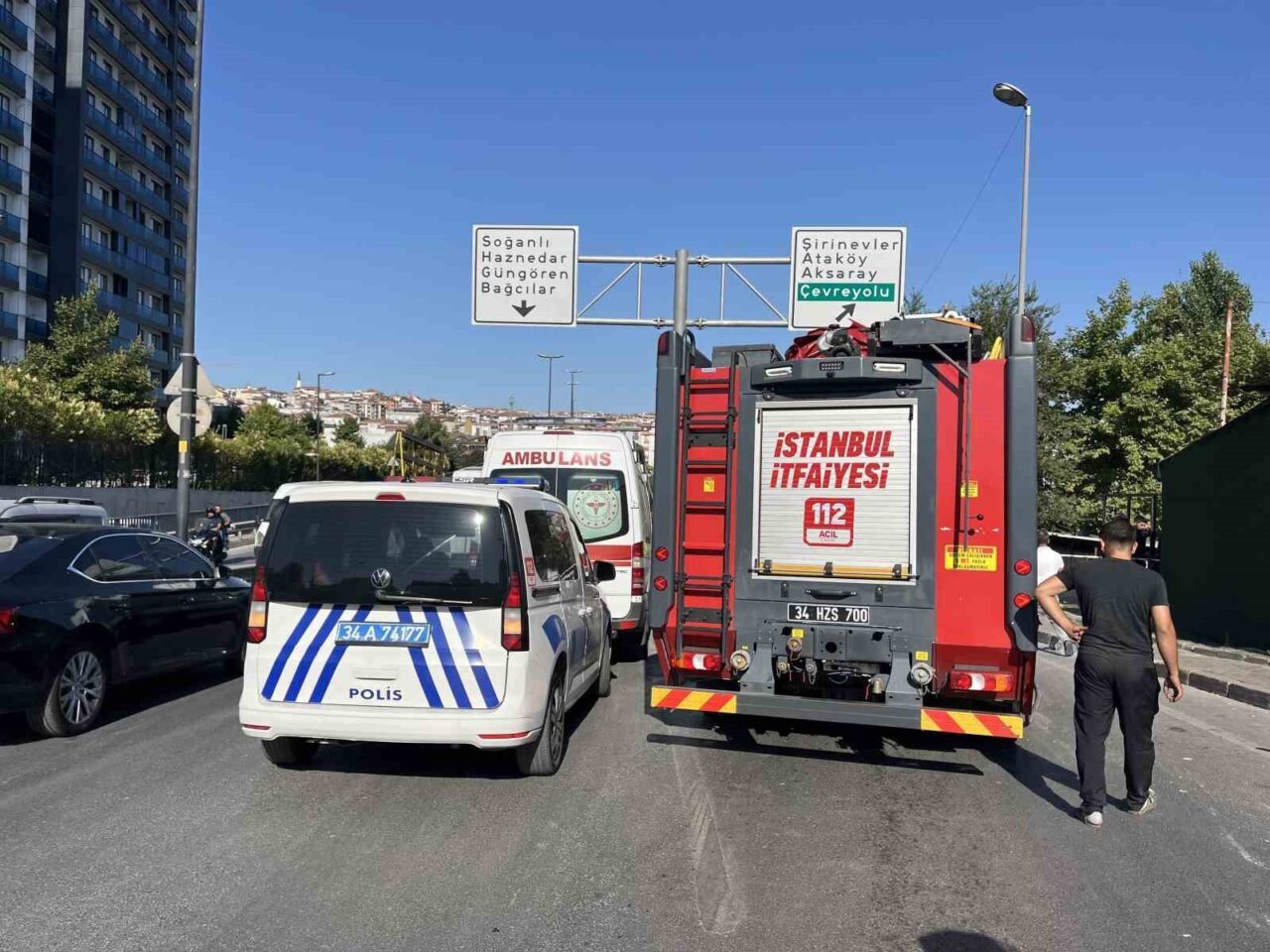 Bahçelievler’de cadde üzerinde park halinde araca yaslanarak motosikletli arkadaşıyla konuşan