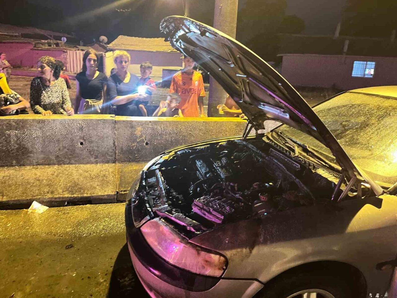 Tekirdağ’ın Çorlu ilçesinde seyir halindeki bir otomobil alev alırken, sürücünün