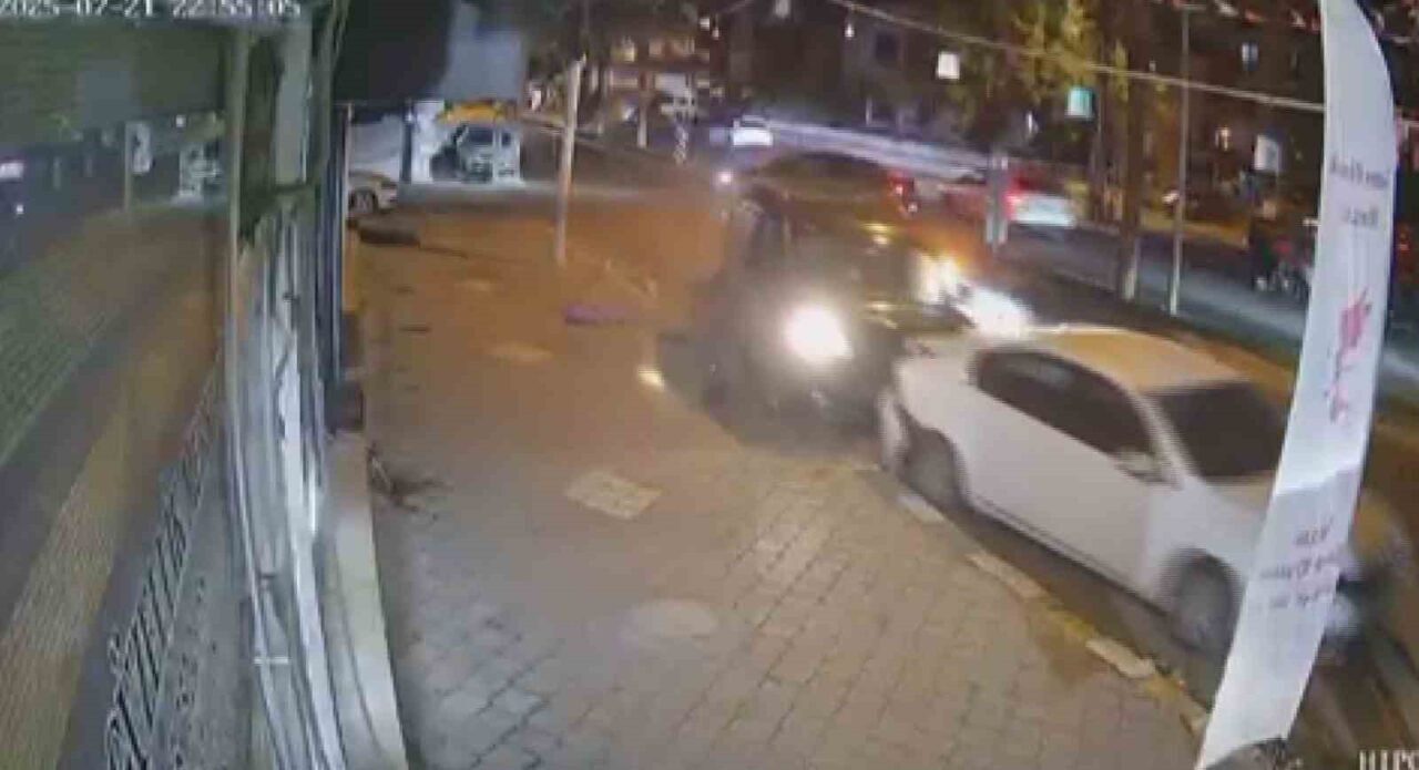 Hatay’ın Reyhanlı ilçesinde sürücüsünün kontrolünü kaybettiği otomobil, park halindeki 3