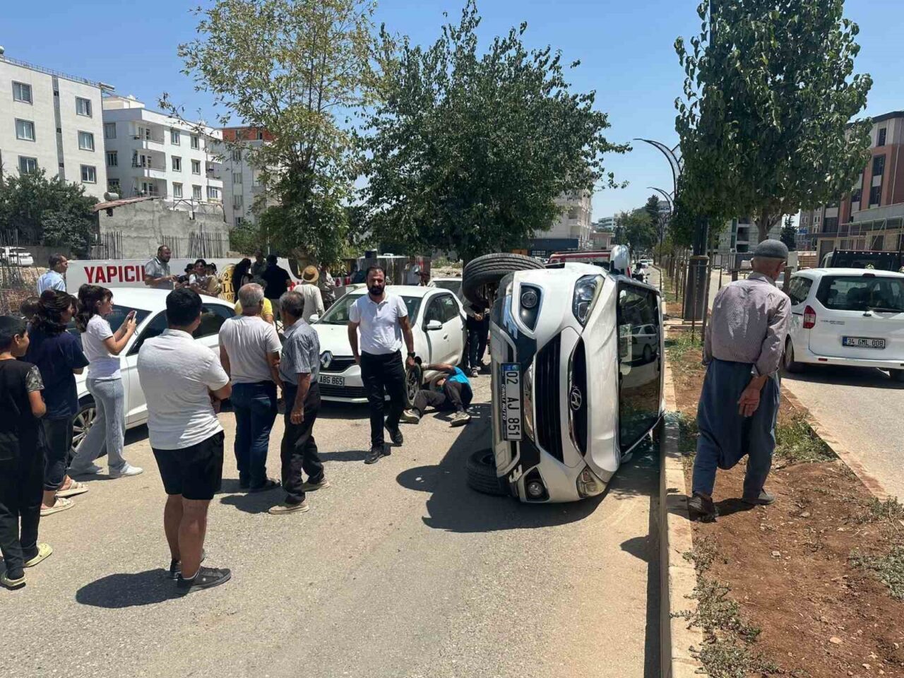 Adıyaman’da, araçla çarpışan bir otomobilin devrilmesi sonucu 1 kişi yaralandı.