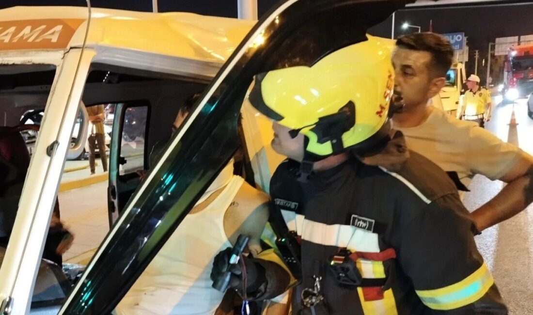 Mersin’in Erdemli ilçesinde meydana gelen trafik kazasında midibüs sürücüsü araç