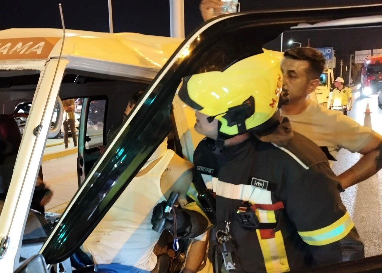 Mersin’in Erdemli ilçesinde meydana gelen trafik kazasında midibüs sürücüsü araç