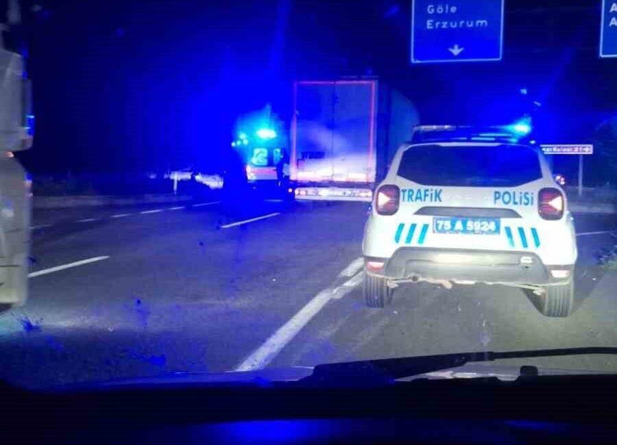 Ardahan’da 2 otomobilin çarpıştığı kazada 4 kişi yaralandı. Edinilen bilgiye